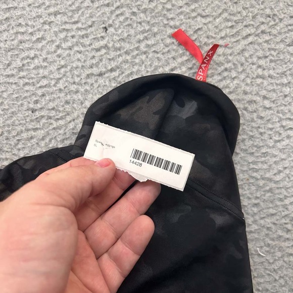 Spanx Leggings Womens Pedal Pusher Size Large Black Camo - Picture 9 of 9